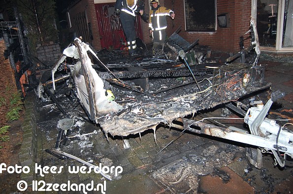 caravan verwoest door brand